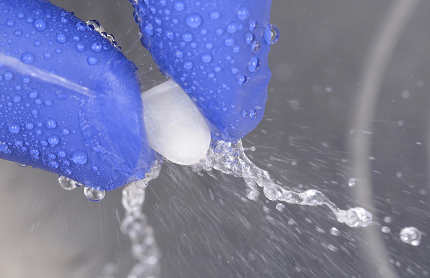 Glaskeramik-Veneer nach dem Ätzen mit starkem Wasserstrahl gereinigt